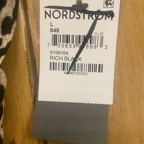 Vince Camuto Women’s Sleeveless Leopard Animal Print VNeck Blouse New size large - Picture 3 of 12